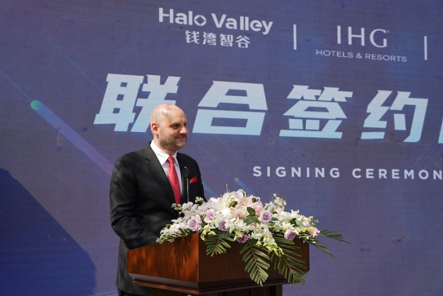 洲际华东区运营副总裁Benjamin Zahn讲话先容洲际旅馆及holiday inn情形.JPG