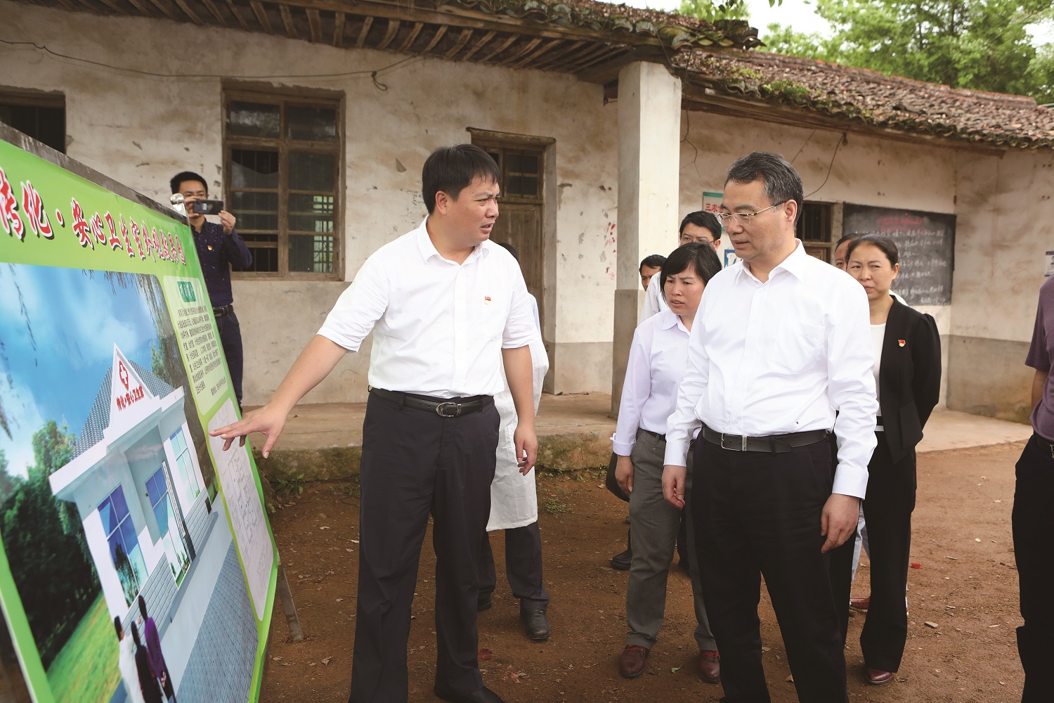 脱贫攻坚，，，，，，，，董事上进村入户相识需求.jpg